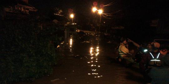 Dini hari warga Tebet ngungsi karena tanggul Ciliwung jebol