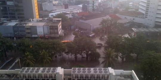 Pagi ini jalan-jalan di Jakarta masih banyak tergenang air