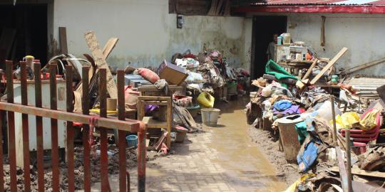 Begini cara warga Manado sambung hidup pasca banjir bandang