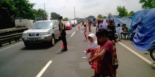 Butuh makanan, pengungsi anak-anak mengemis di jalan Tol Merak