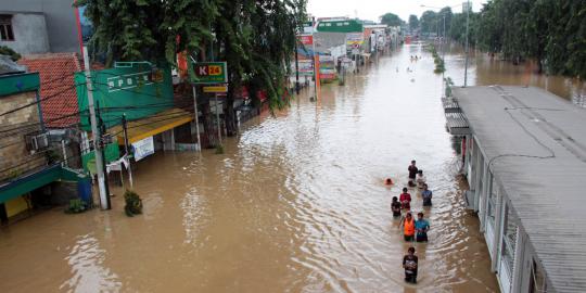 Jalan Otista lumpuh total terendam banjir 1,5 meter