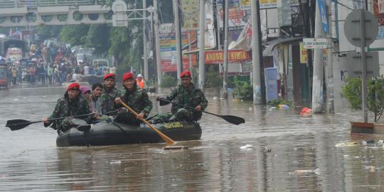 Aksi Brimob & Kopassus evakuasi korban banjir Kampung Melayu