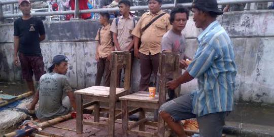 Uniknya ojek rakit karya Sarman di tengah banjir Tebet