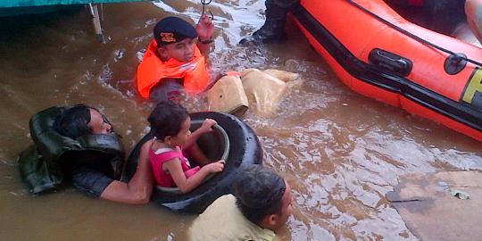 Perahu karet kurang, korban banjir di Kudus sulit dievakuasi