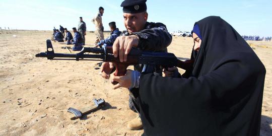 Mengintip aksi polisi wanita Irak, berjubah saat latihan tembak