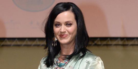 Inilah yang dilakukan Katy Perry agar punya dada seksi