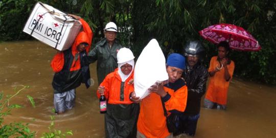 Aksi relawan PMI bantu korban banjir di Jawa Tengah