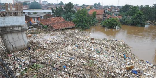 Ribuan ton sampah banjir bikin mampet aliran Ciliwung