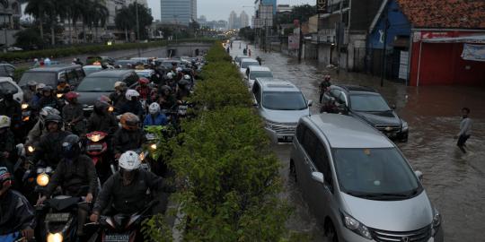 Banjir depan Golden Truly, kendaraan serobot jalur Transjakarta