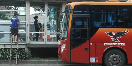 Tak hanya remas dada, petugas TransJ juga paksa oral penumpang