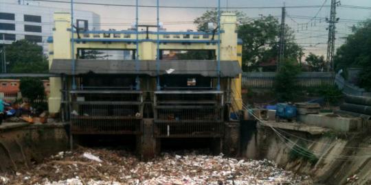 Seabad pintu air Manggarai tetap kokoh menahan banjir