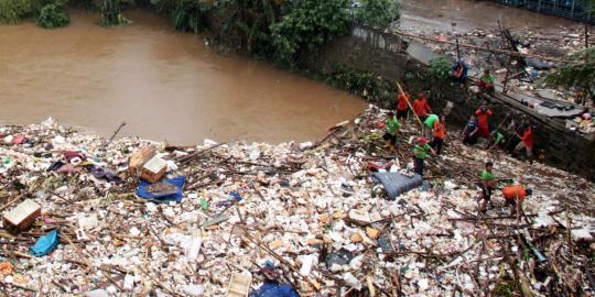 Aksi ratusan petugas bersihkan sampah-sampah Kali Ciliwung