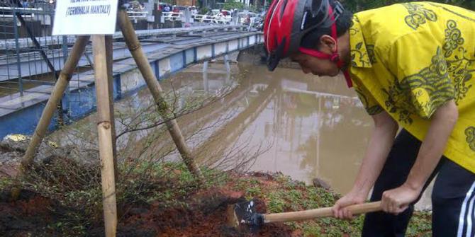 Blusukan naik sepeda, Jokowi nyangkul di Kali Pasir 