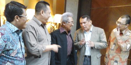 Desak Boediono hadir, Timwas Century minta saran ke Adnan Buyung