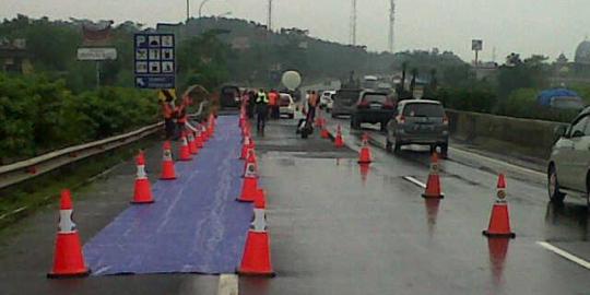 Tol Cipularang macet parah, contra flow diberlakukan