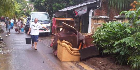 Banjir bandang, jalanan Kota Manado bak toko mebel & elektronik