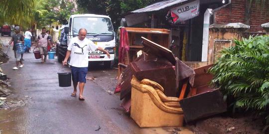 Banjir bandang surut, warga Manado mulai beres-beres rumah