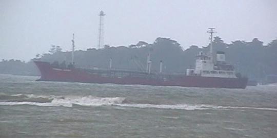 Ombak Jepara 4 meter, kapal tanker tertahan di Pulau Panjang