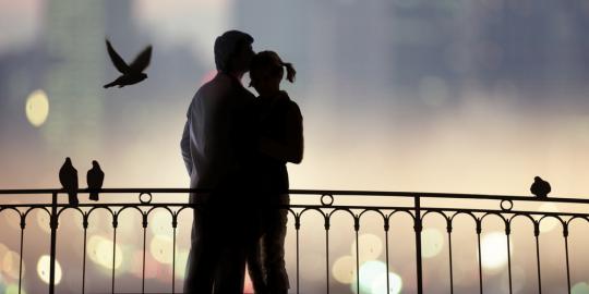 7 Hal yang pria pikirkan ketika sedang mencium kekasihnya