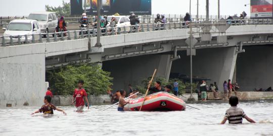 Jakarta banjir, banyak politikus berebut empati rakyat 