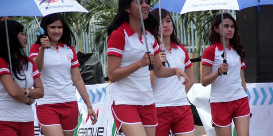 Aksi gadis payung cantik di JIExpo Criterium 2014