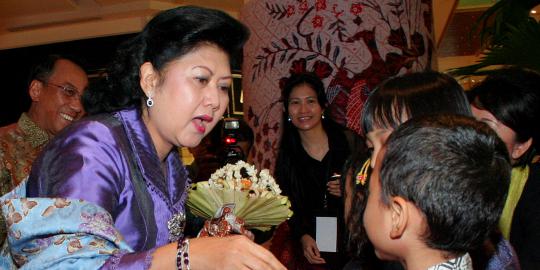 Ibu Ani Yudhoyono akrab dengan pengungsi Sinabung