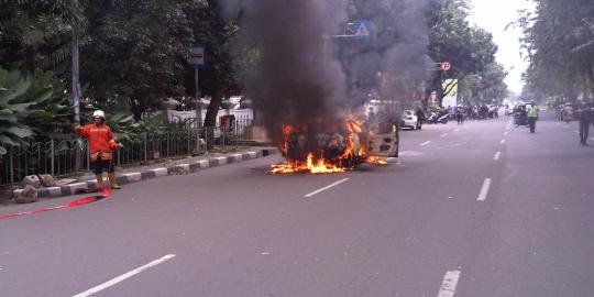 Taksi ludes terbakar di depan Gedung Kemenpora Senayan