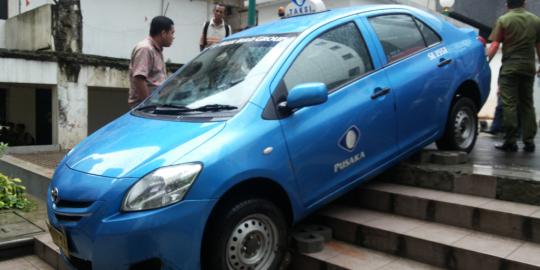 Ada-ada saja taksi Blue Bird nyangkut di tangga kantor Jokowi
