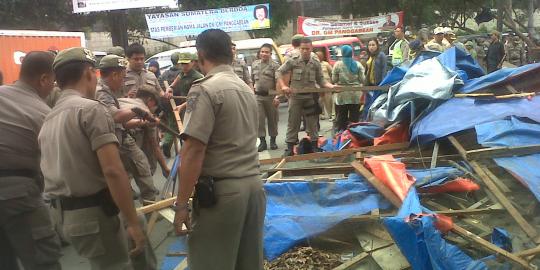 Penggusuran, PKL di Stadion Teladan Medan bongkar lapak sendiri