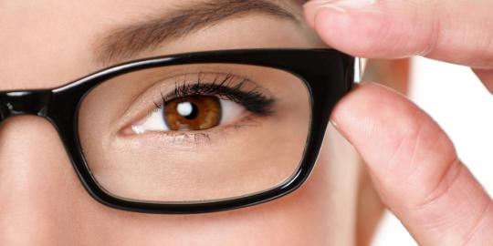Pakai kacamata atau lensa kontak, mana yang lebih baik?