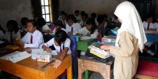 Takut sekolah roboh, murid SD di Banyumas belajar di rumah warga