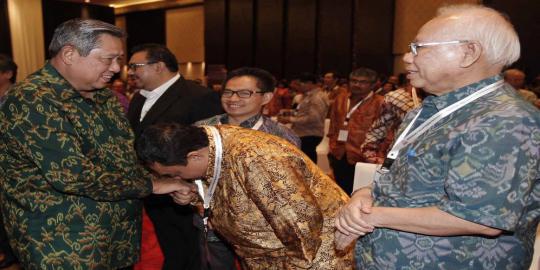 Berbatik biru, Ketum PWI kembali cium tangan SBY