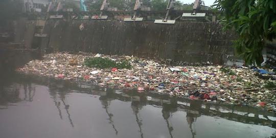 Tiap hari diangkut, sampah tetap numpuk di Kali Sunter Kresek