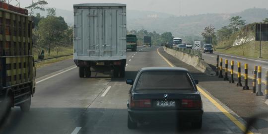 KM 72 Tol Cipularang ambles, petugas pasang tiang pancang