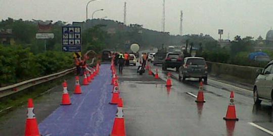Jalan ambles masih diperbaiki, Tol Cipularang macet