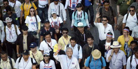 Demonstran Thailand kepung rapat kabinet Yingluck