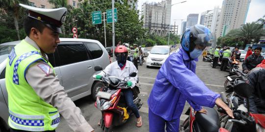 Pemotor keluhkan rambu larangan melintas di JLNT tak terlihat