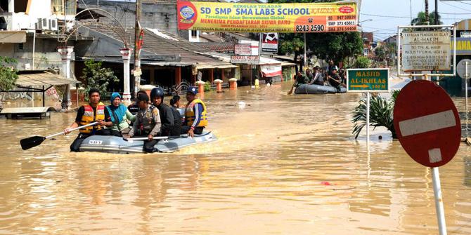 Perumahan IKIP Bekasi  terendam banjir  warga ngungsi 