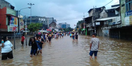 Banjir 1 meter, warga Kompleks Polri Mampang ngungsi