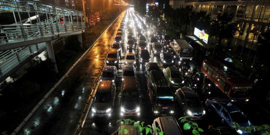 Terowongan tergenang, Tol Cawang arah Tanjung Priok macet