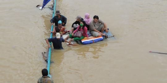 Tergenang banjir, jalanan ini tidak bisa dilalui kendaraan