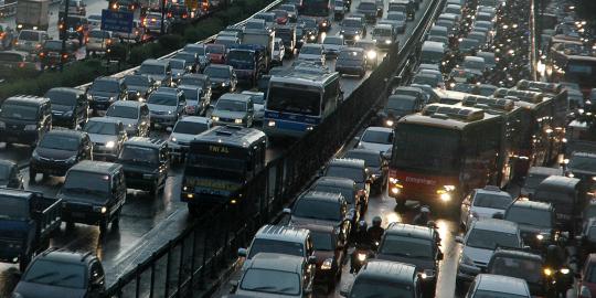 Terowongan Halim terendam banjir, Bekasi ke Cawang macet parah