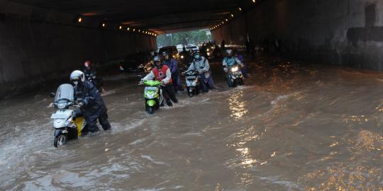 Nekat terjang banjir di Terowongan Cawang, puluhan motor mogok