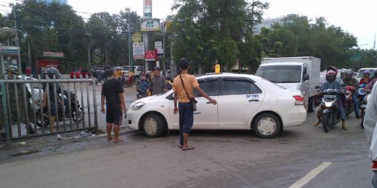 Macet parah, pembatas jalan di Tendean dijebol warga