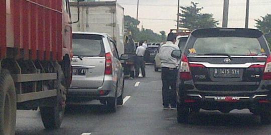 Terjebak macet, pengendara pipis di tengah jalan Tol Cikampek