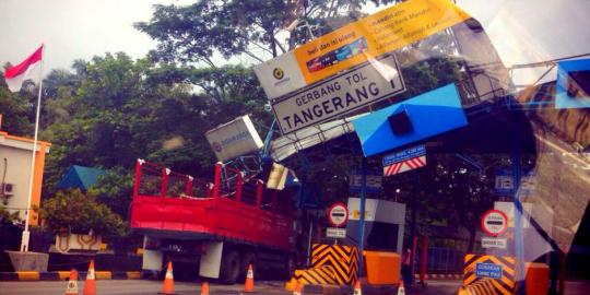 Ditabrak truk, gerbang tol Tangerang ringsek