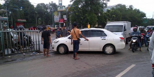 Ini pembatas jalan di Tendean yang dijebol warga
