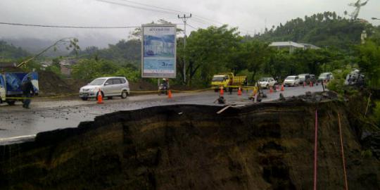 Gara-gara banjir ada 5.500 titik jalan berlubang dan rusak parah