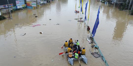 Gunung Sahari banjir, TransJ berjam-jam tak kunjung datang