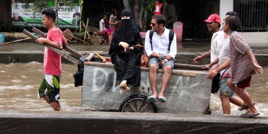 Takut ngelotok, Jokowi tak mau perbaiki jalan rusak saat banjir